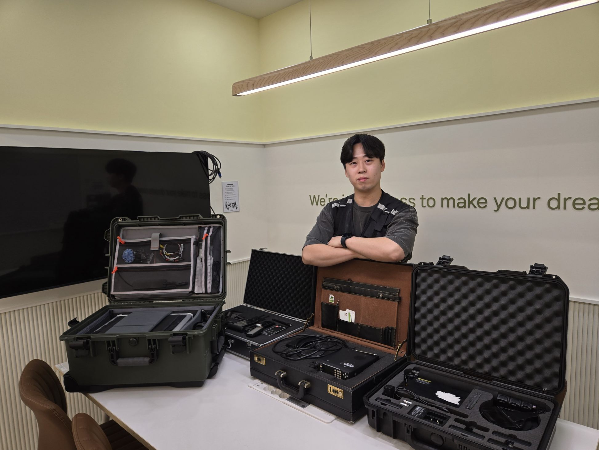 신축 고급 빌라 거실 인터폰 월패드 뒷면 공간 기생 도청기
